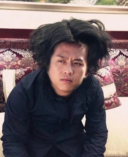 邓超喊话孙俪结婚9周年,娘娘没回复,小花却揪他耳朵亲出鱼尾纹