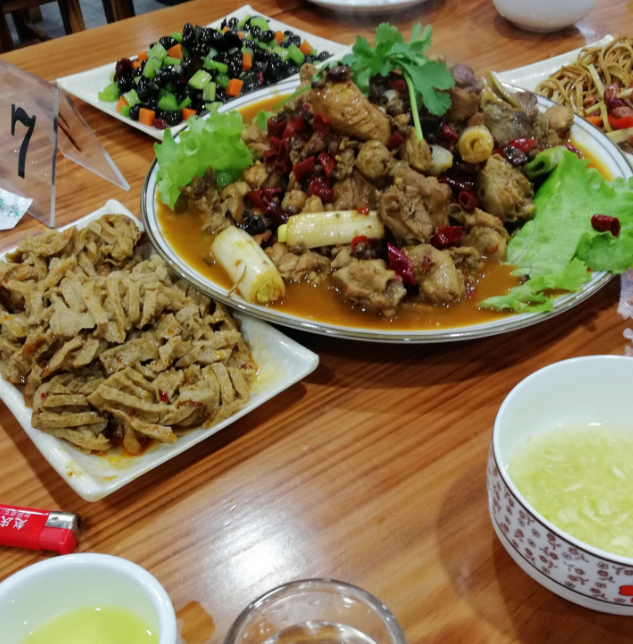 小城侯马街头又一美食 大盘鸡 吃着鸡喝着酒聊着天 痛快!