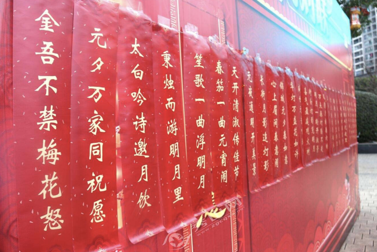 上联:"家穷人丑,一米四九",下联太绝了,堪称千古绝对!