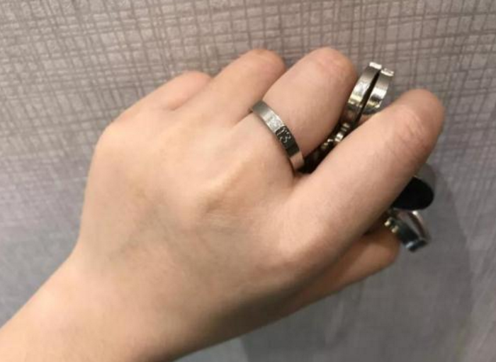 吴谨言的戒指要用胶带贴?选对戒圈很重要