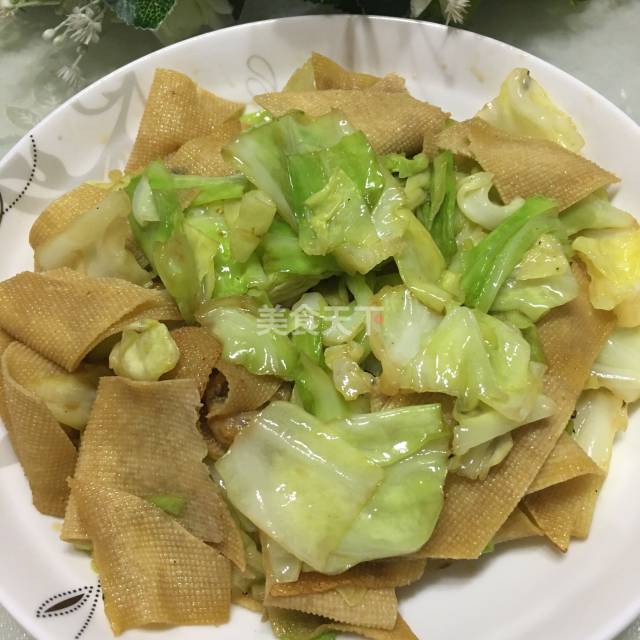 家常豆皮炒包菜,素菜这么炒也能超下饭,十分钟就能出锅