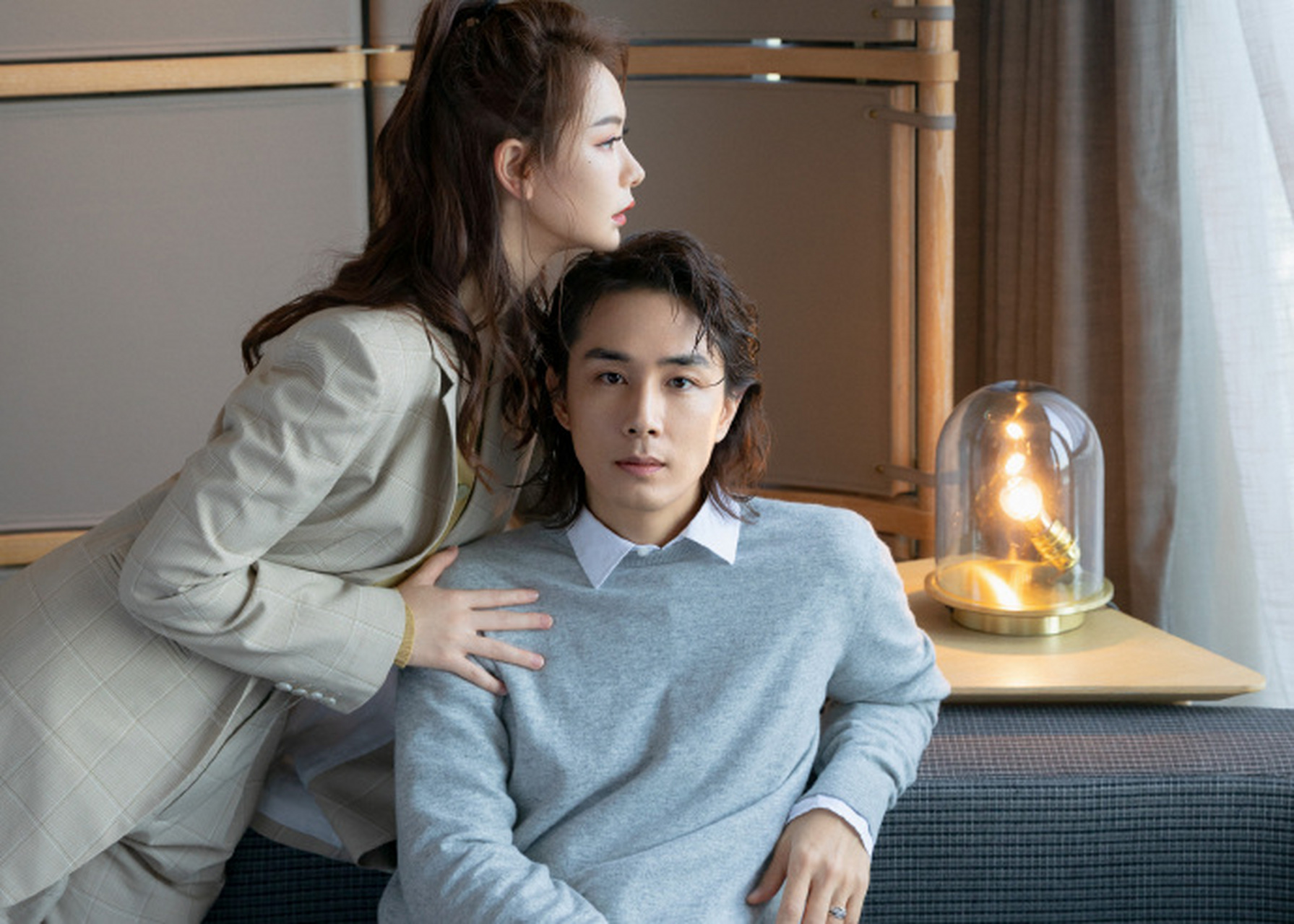 戚薇和老公李承铉的一组时尚大片,夫妻俩浅色系的穿搭却十分甜美范