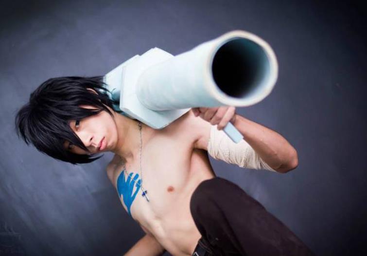 妖精的尾巴cos,网友:警察叔叔快来,这个有纹身格雷拿着武器!