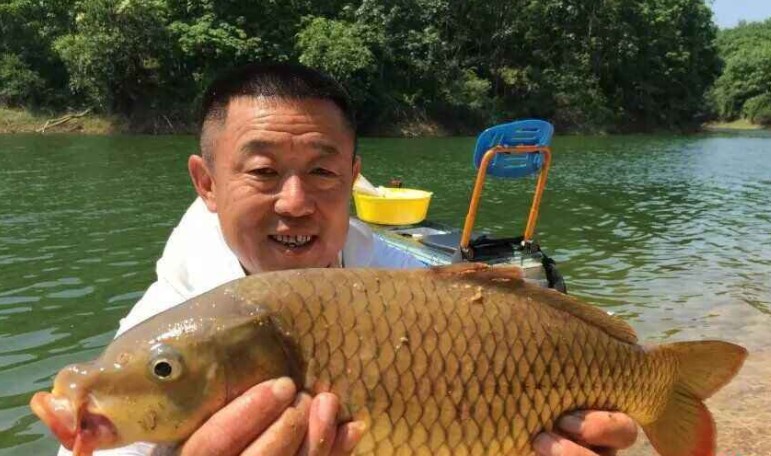 野钓大物并不难,不管化绍新还是李大毛,这几个打窝技巧经常用!