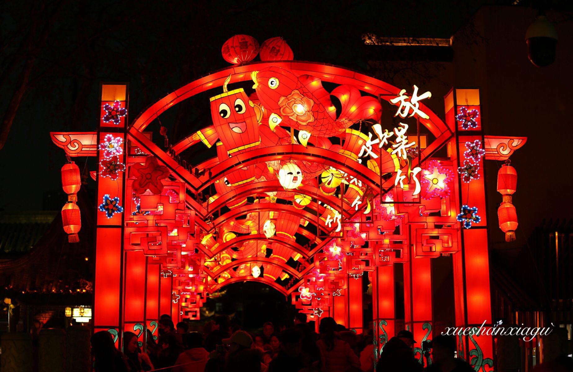 南京春节秦淮灯会,再现百年秦淮河畔,引上万游客前来赏灯