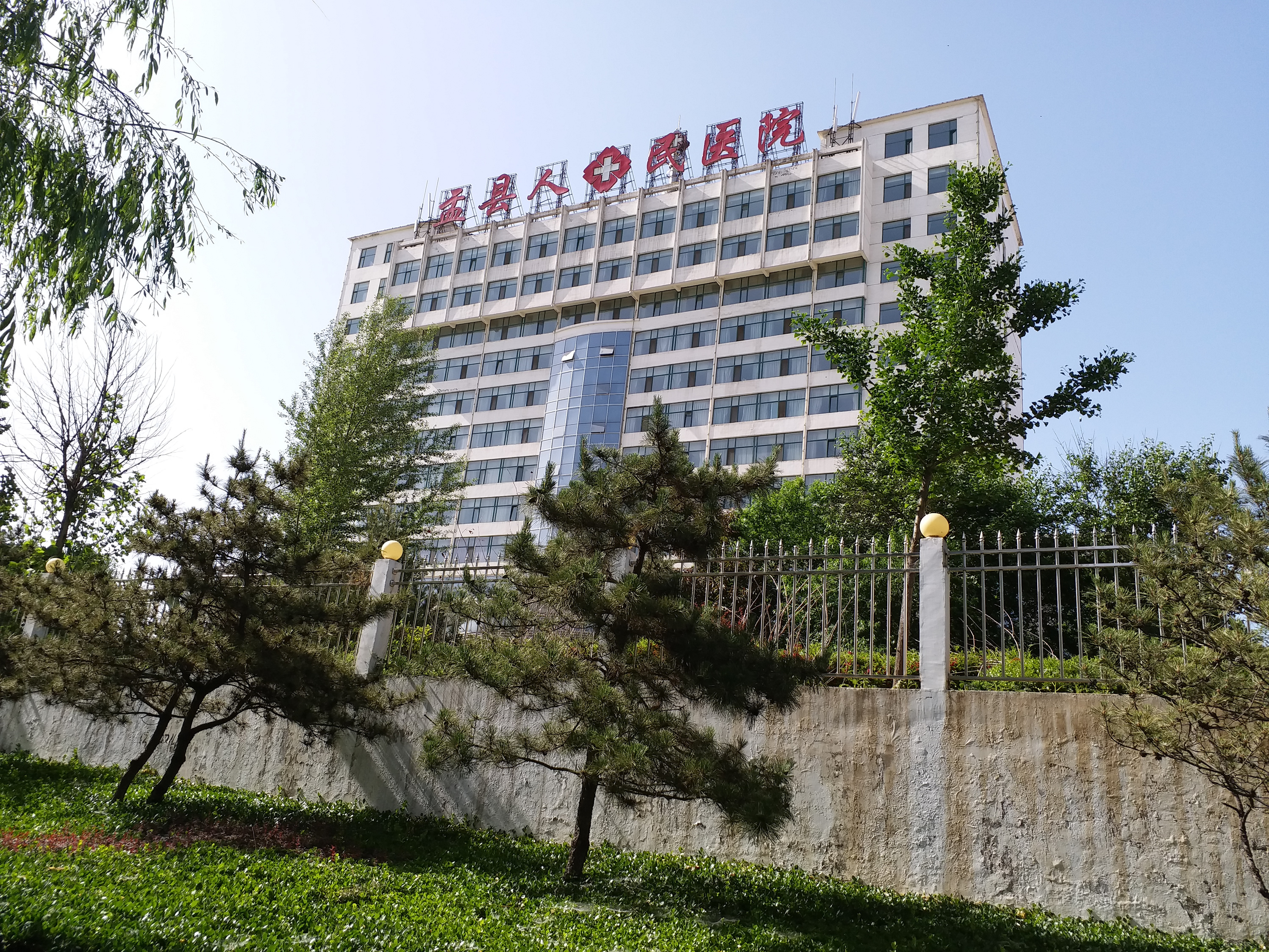 正在游览孟县的我,不知不觉走到人民医院旁边.