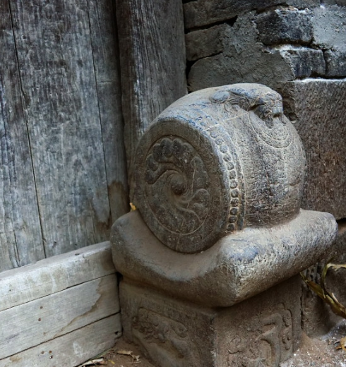 抱鼓石可分为"螺蚌"和"如意"两种形态,底座部分上面雕刻着"如意"花纹.