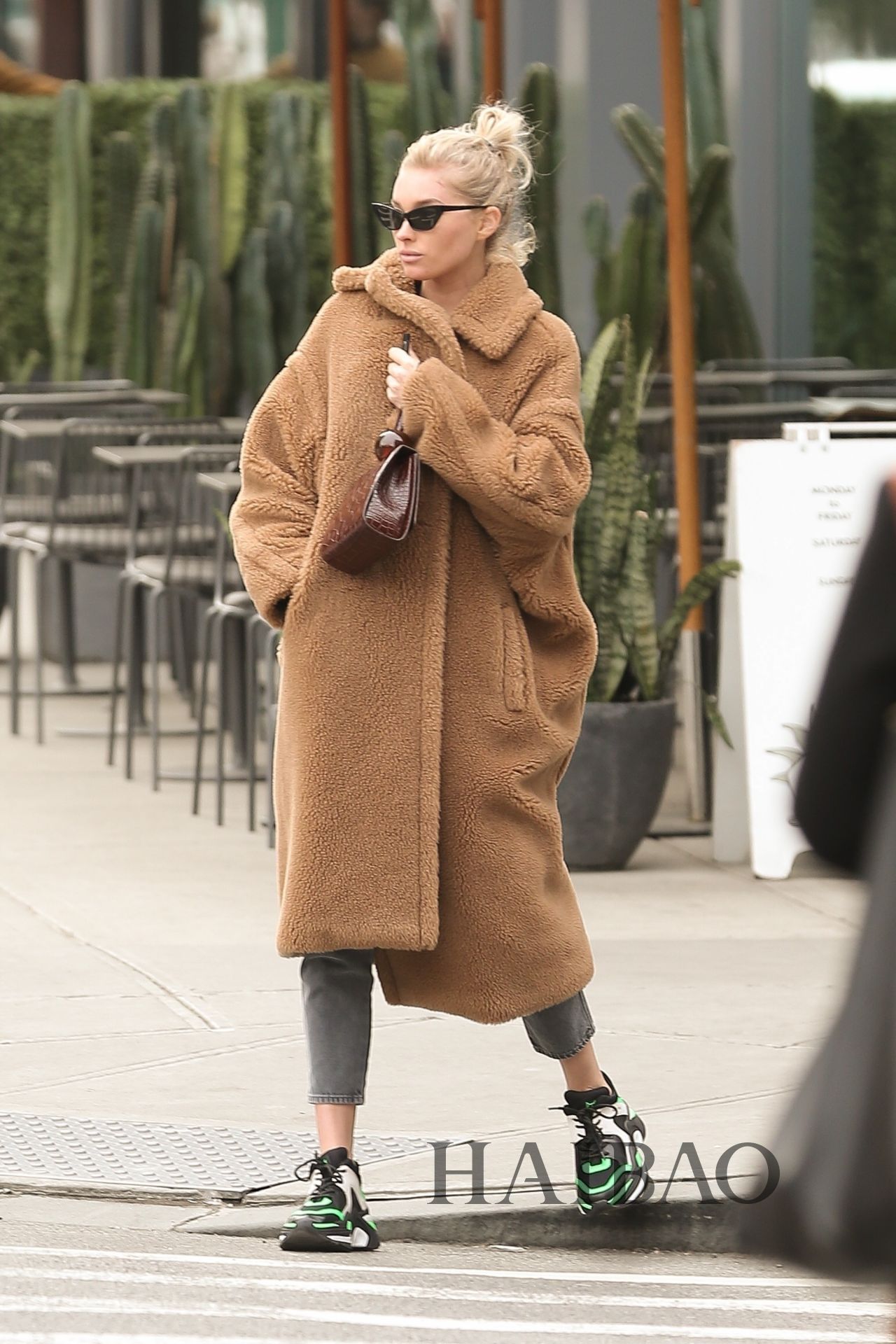 维密超模elsa hosk纽约外出街拍,棕色毛绒大衣很保暖