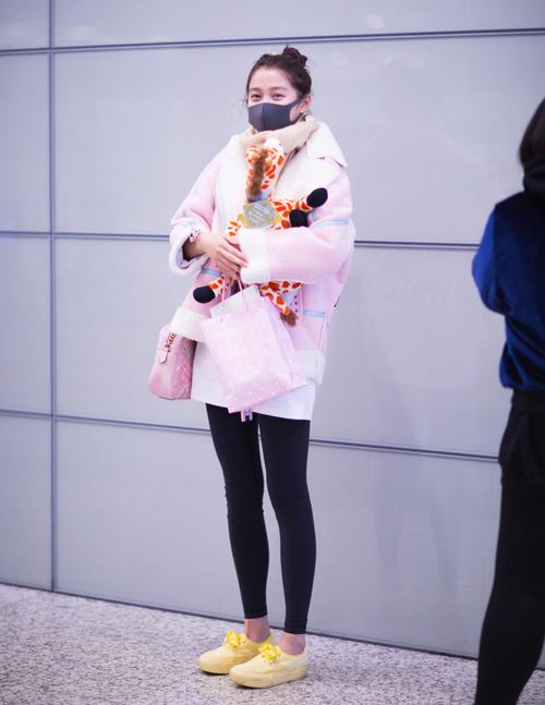 关晓彤穿上球衣配上百褶裙和长袜,运动范儿的少女气