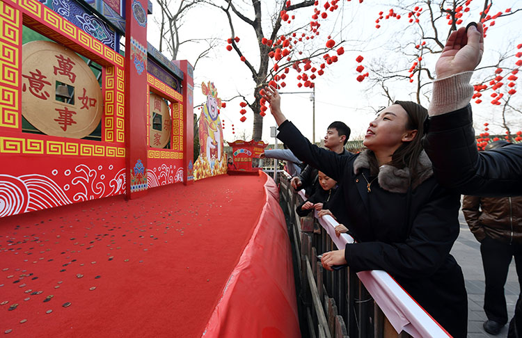 游客掷铜钱祈福.