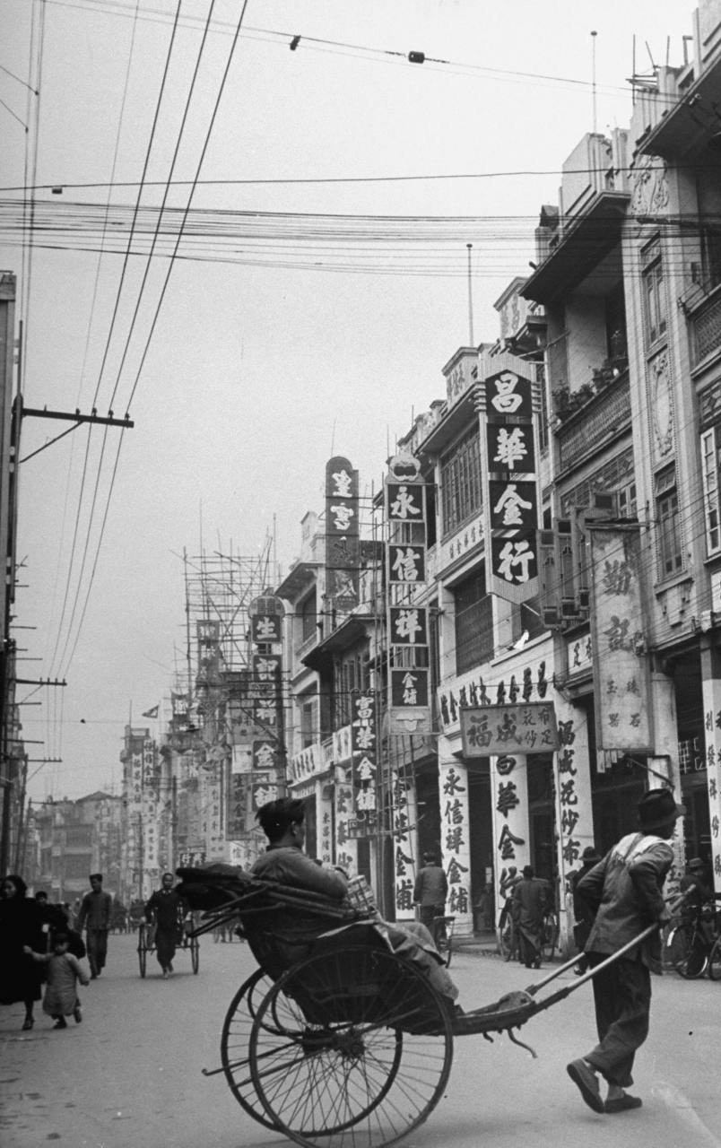 解放前的广州老照片:图3是两富豪推车,图4神通广大的街头医生