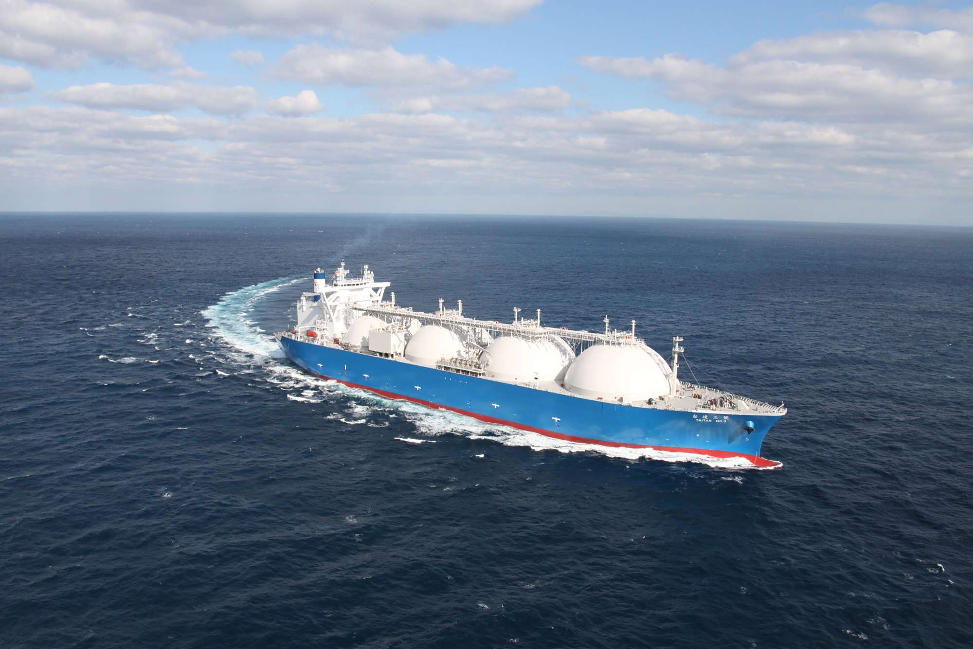 抱着核弹航行!海上遇到中国这种船,航母都要让道