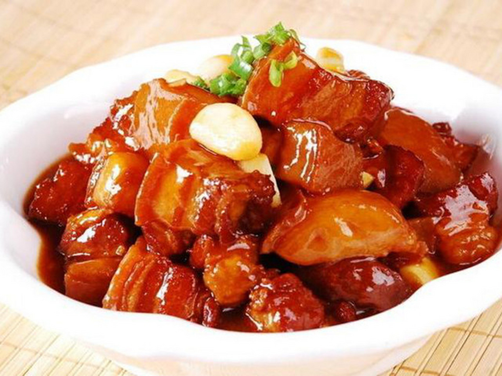 毛氏红烧肉又名毛家红烧肉,是一道色香味俱全的传统名肴,属于湘菜系