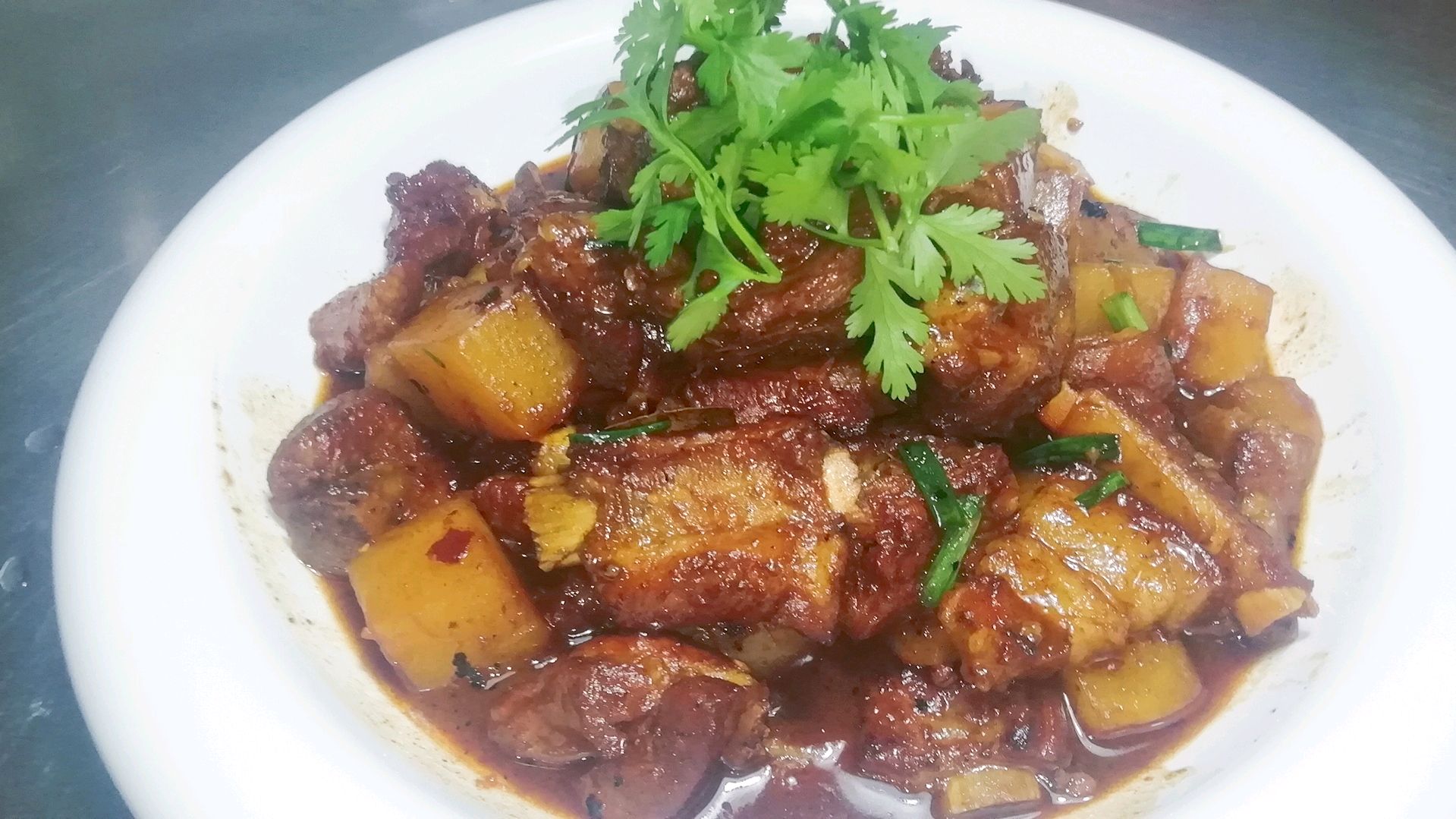 土豆烧排骨家常做法,土豆比排骨还好吃,太香了
