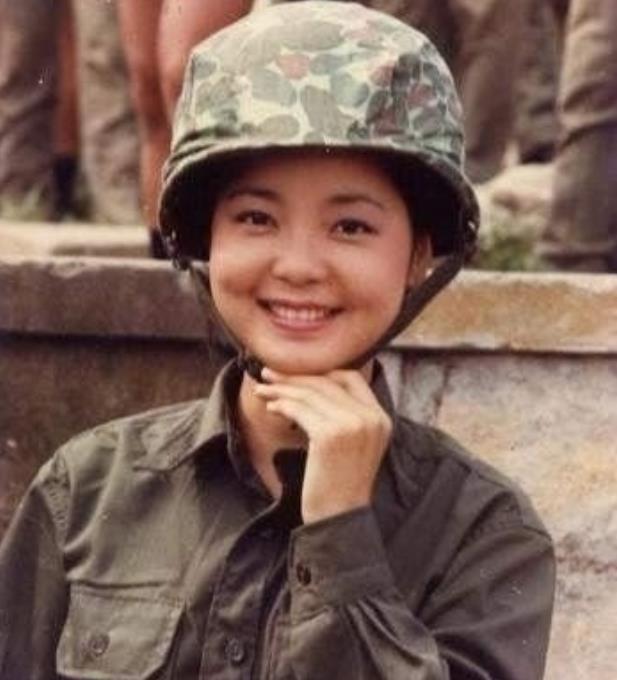 珍贵的邓丽君劳军老照片:一身戎装芳华绝代,图3甜蜜献吻士兵