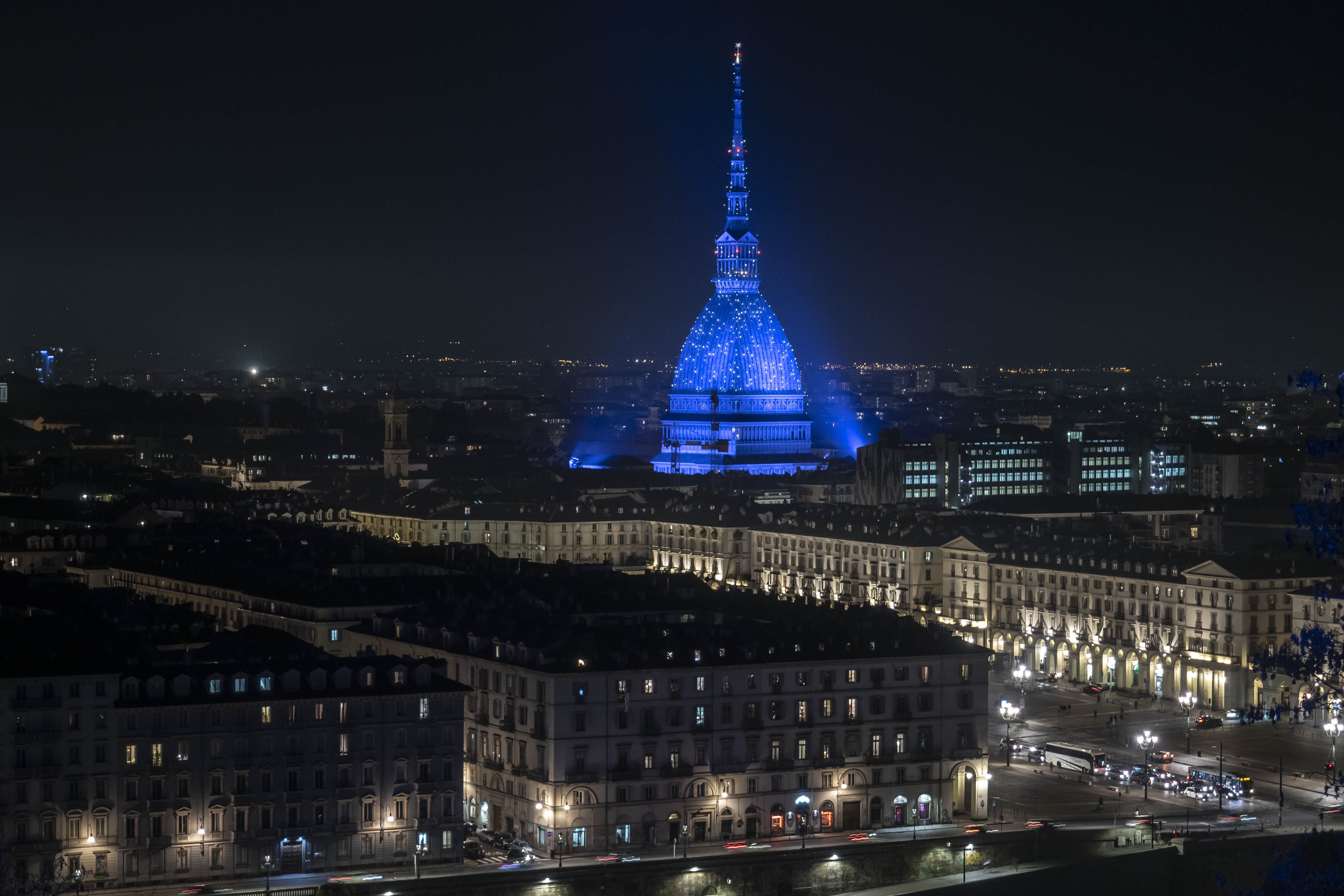 都灵:安托内利尖塔亮灯迎圣诞