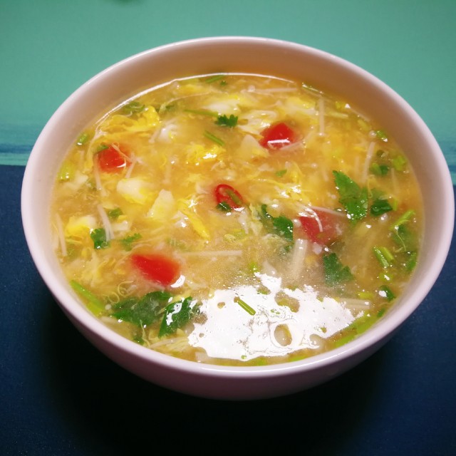 金针菇榨菜蛋花汤,蛋花嫩滑,汤鲜不腻,太好喝了