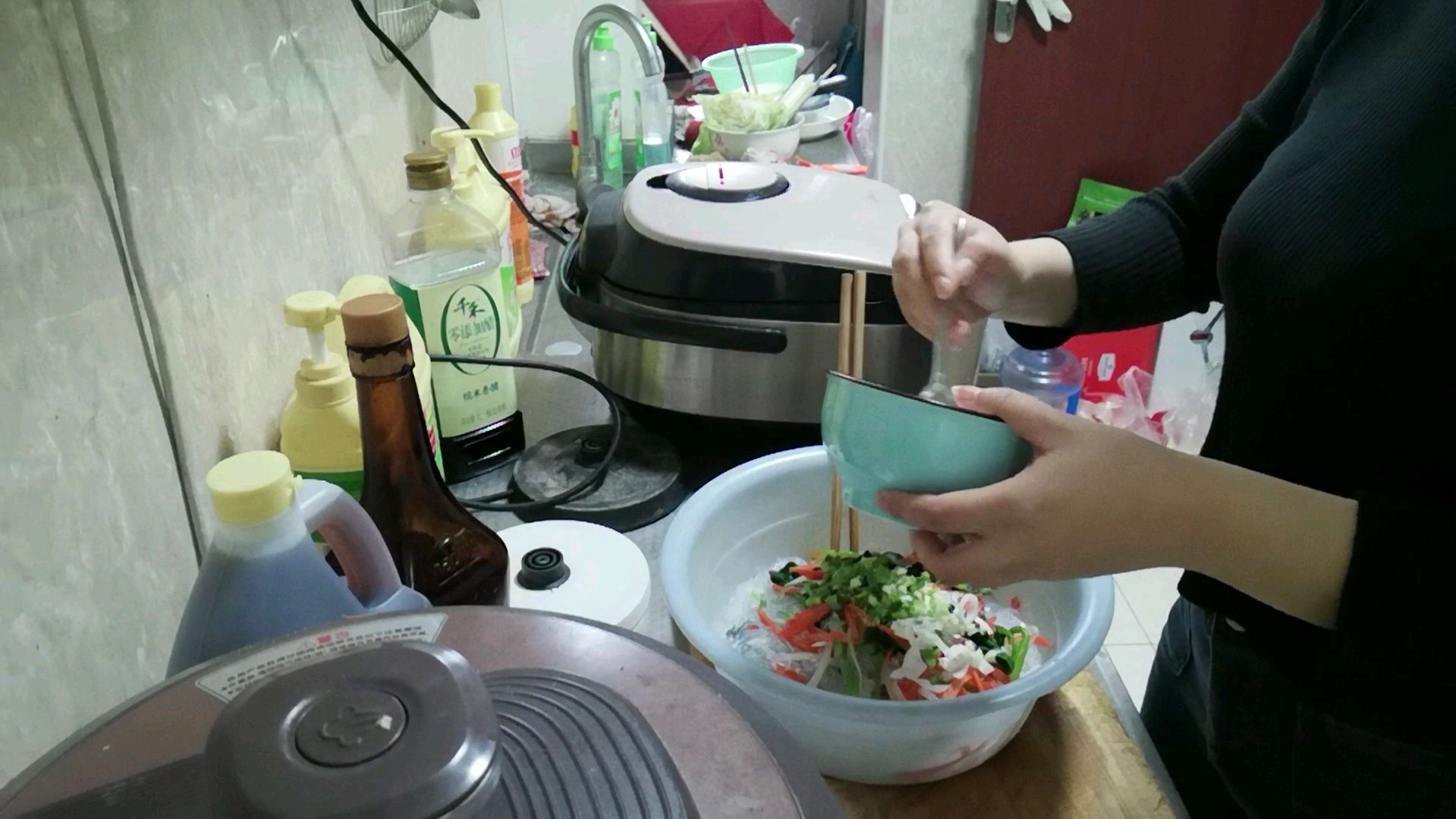夏天马上就要到了,菠菜粉丝凉拌菜,超级下饭非常简单!