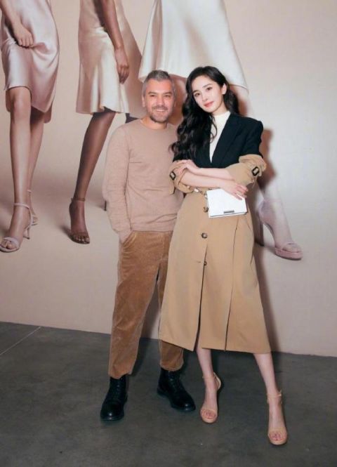 杨幂身穿职业装笑容灿烂 一双美腿纤细笔直很吸睛