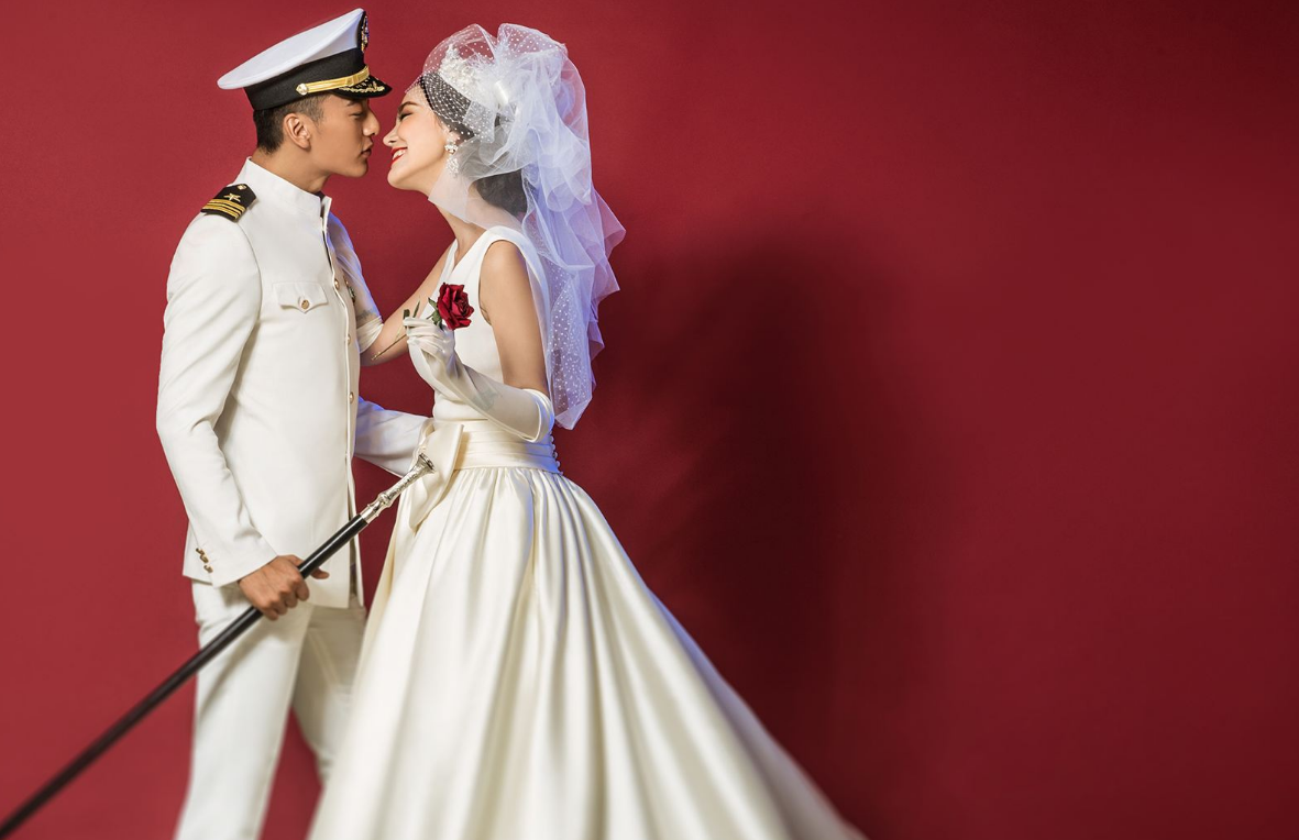 四本高干军婚文,人前他是军界有名的战神,人后欺负她不留余力