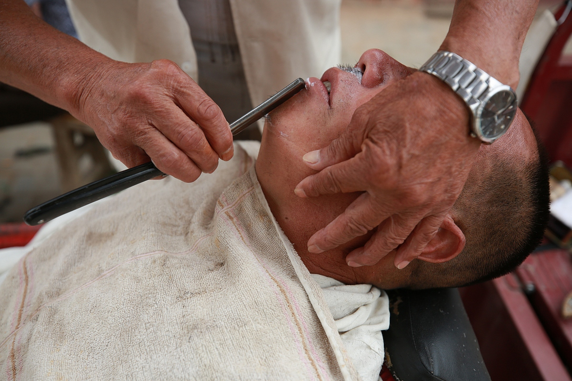 剃须后保养 剃须后应注意皮肤保养,因为剃刮胡须时,对皮肤有一定的