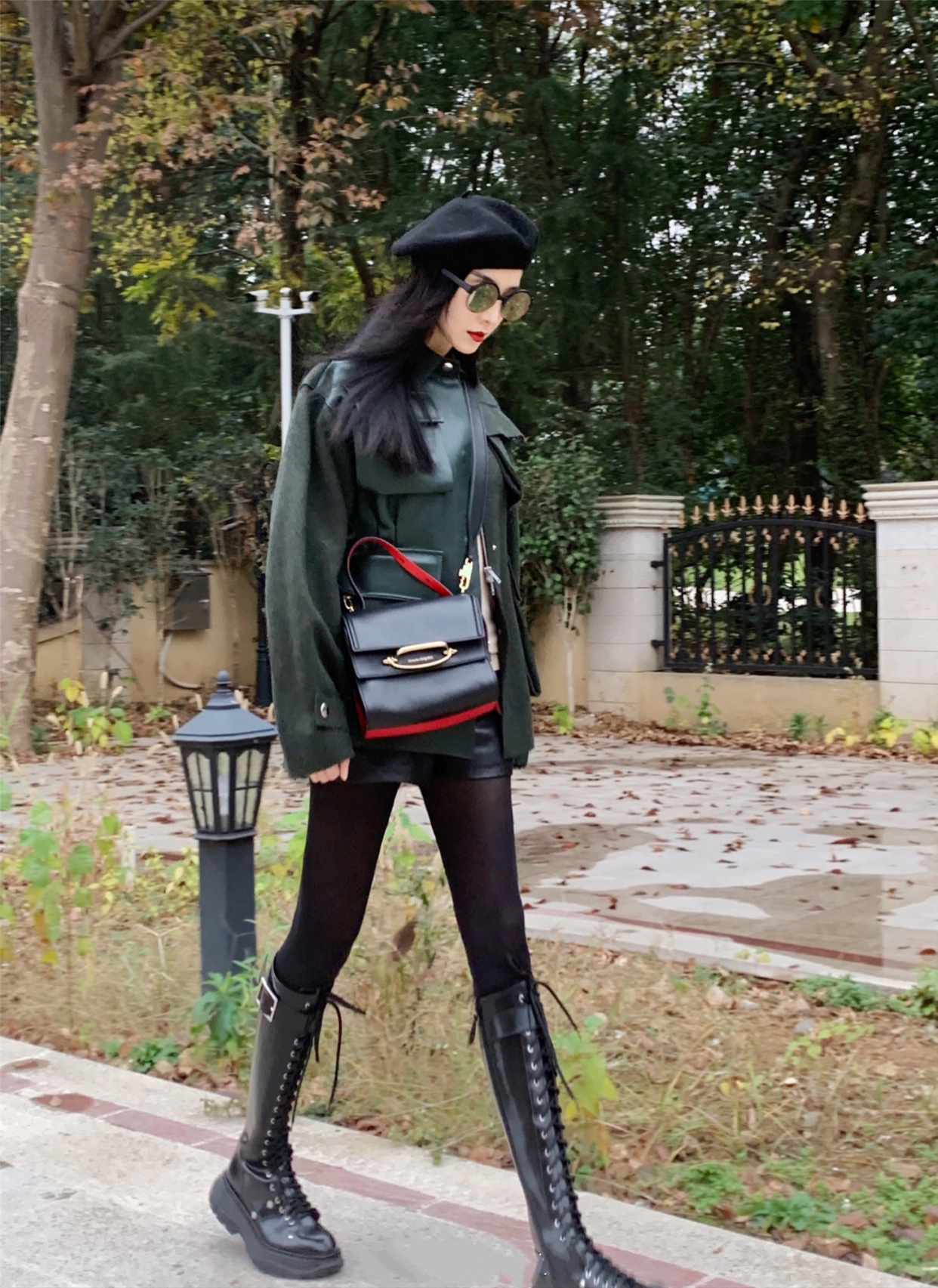 复出成功带货大牌手袋?范冰冰最新街拍秀长腿,手上鸽子蛋抢风头