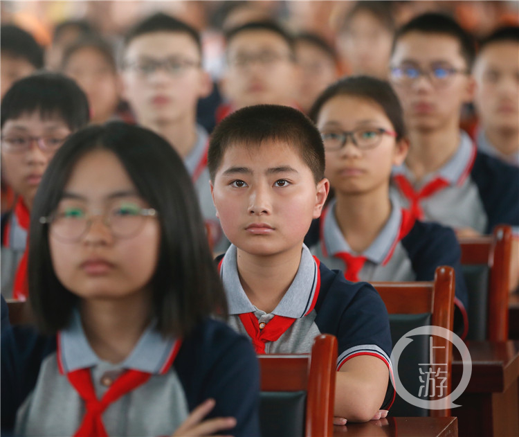 "腾飞中国·辉煌70年"爱国主义教育巡回报告会走进王朴中学