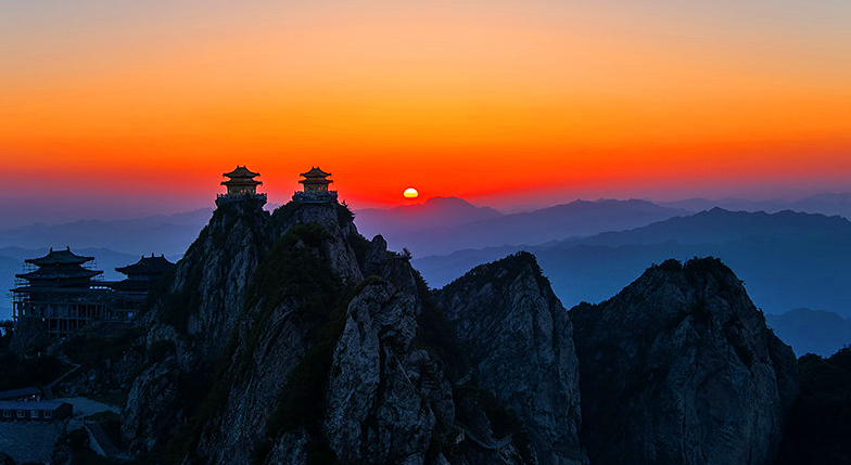 老君山位于洛阳栾川县,海拔接近两千三百米,是道教名山之一,因相传