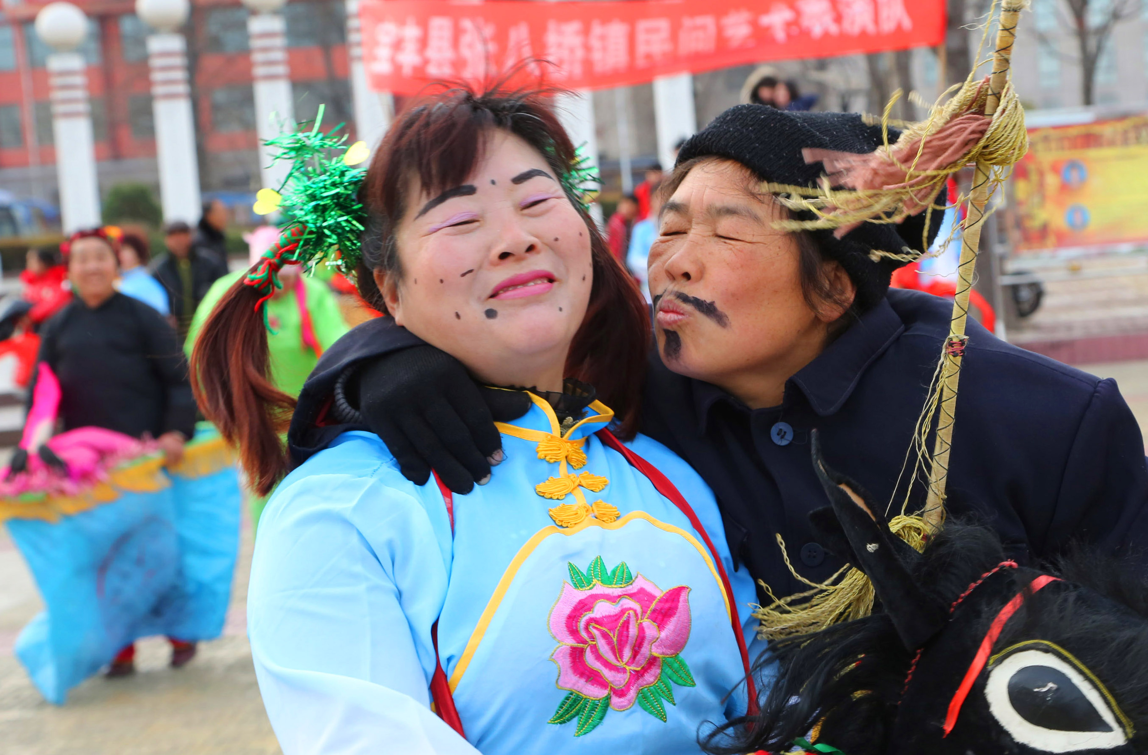 春节表情 社火闹新春 2月19日,民间艺人在表演民俗节目,专注搞笑十分