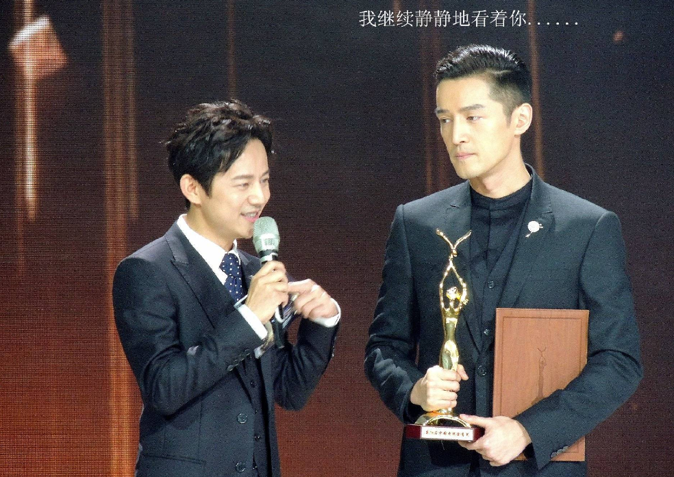 回首当年胡歌何炅的合影,如今两人差异明显,但兄弟情依旧不减!