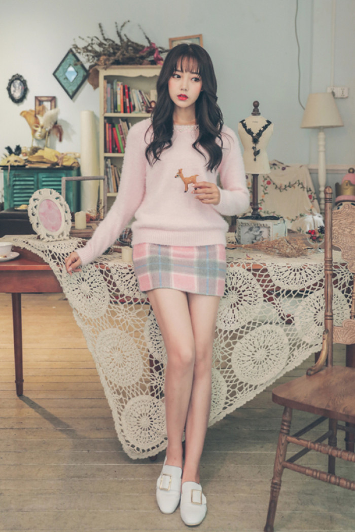 江铠同真敢穿,蓝色大衣露美腿吸睛十足,网友:真豪放!