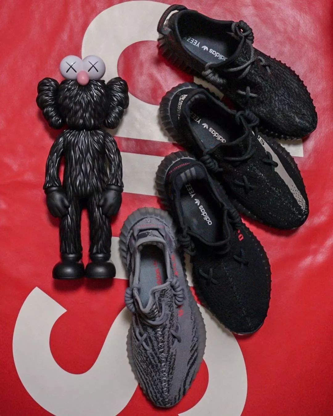 yeezy 350 v2 鞋带绑成kaws,球鞋上的玩法成为鞋头们的新兴趣!