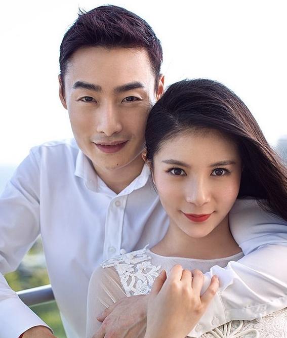 参观何姿现实住的豪宅,全屋都用石膏线装修,进门才知这么时尚