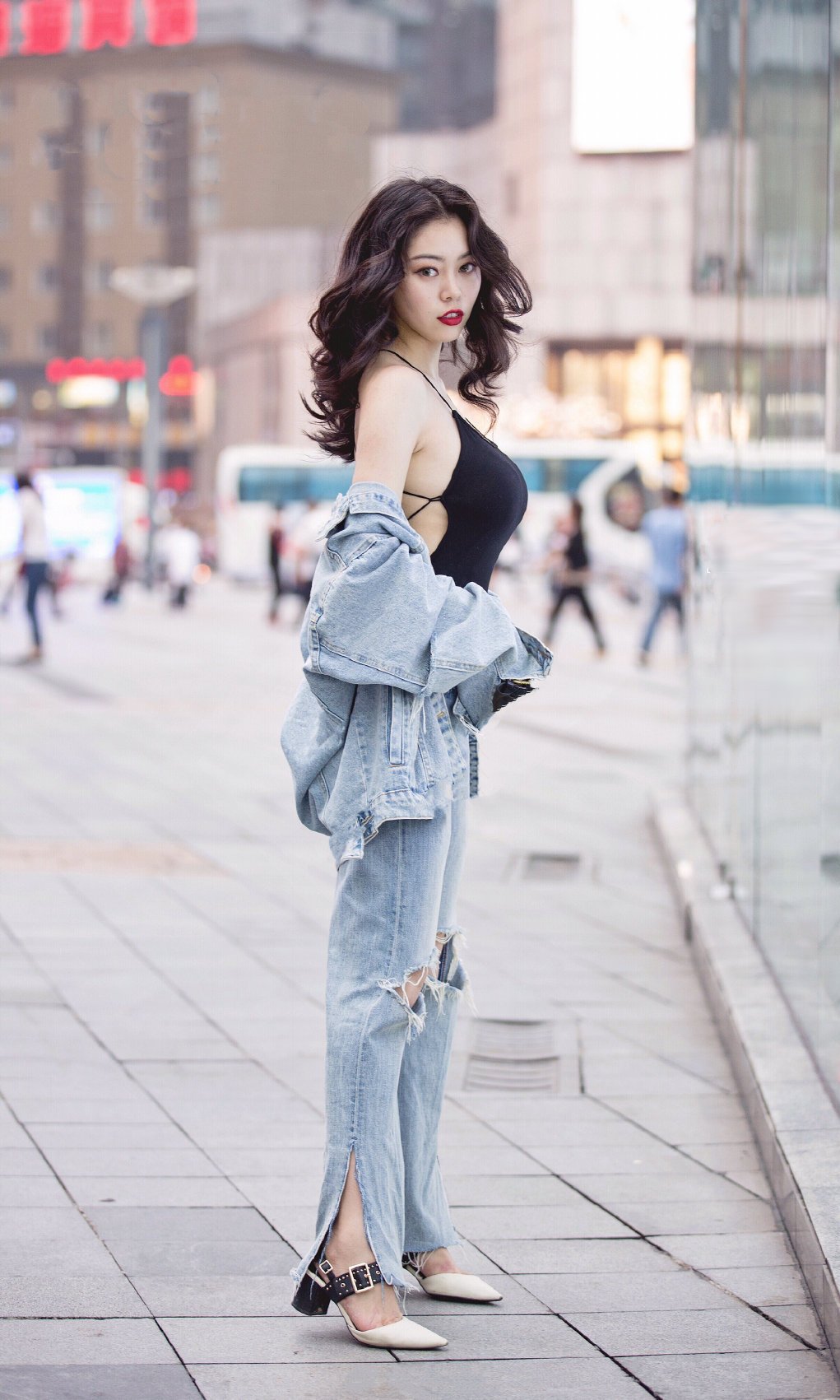 黑色吊带搭牛仔短裤,高挑身材让人羡慕!