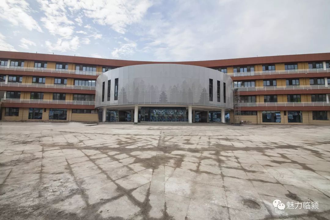 临颍:黄龙学校如期开学,校门口真热闹