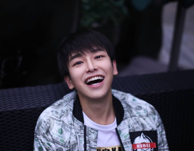 彭昱畅大学时期照片曝光,五官精致身材高挑,说是校草都有人信