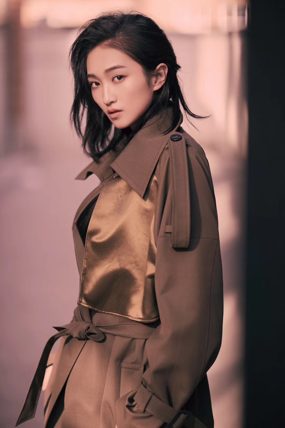 女演员王艺霏,深棕风衣,性感干练,气质时尚写真