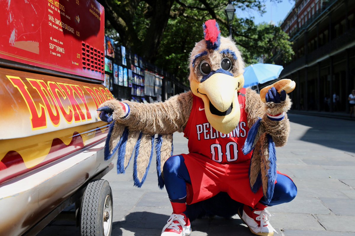 分享好运!鹈鹕吉祥物上街派发彩票传递乐透运气