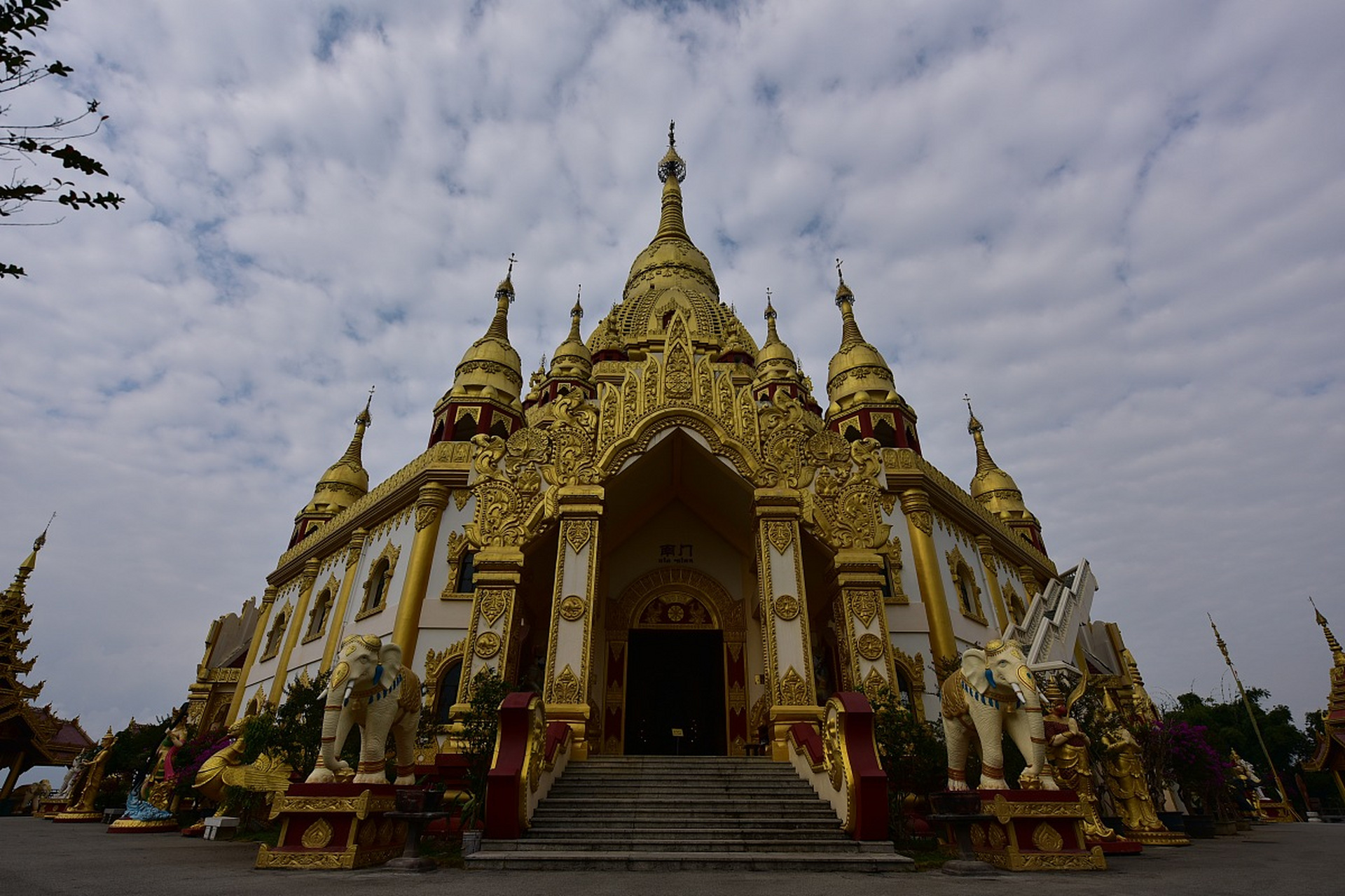 勐焕大金塔,位于云南芒市,是一座宏伟的佛塔,是傣族地区的重要宗教