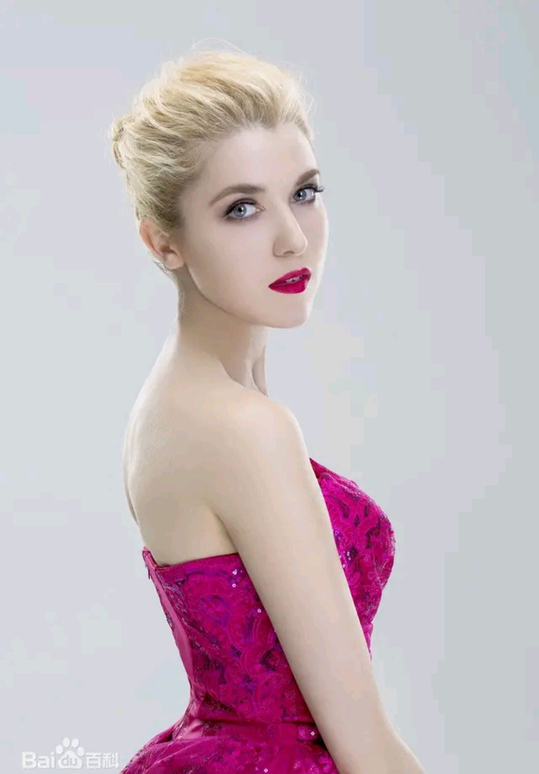 从《星光大道》走出的法国歌手金小鱼,因星跳水立方被爆红