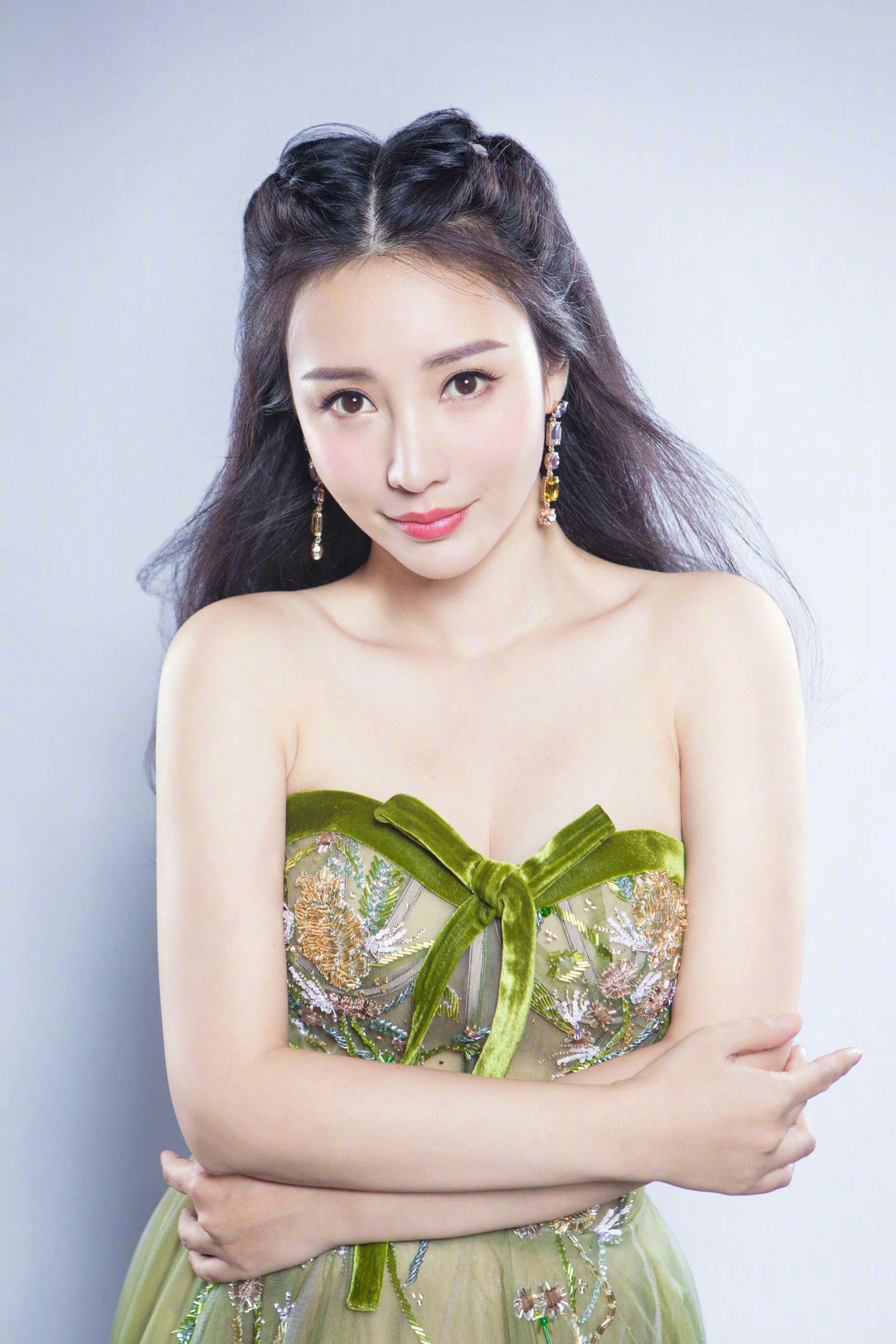 柳岩性感女神,小青龙造型,更加引人注目!