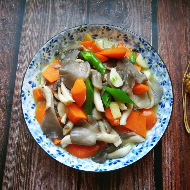 胡萝卜炒平菇,微辣咸鲜,营养又下饭