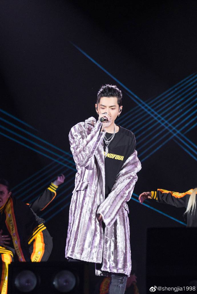 疫情期间你有哪些烦恼# 内什么,手里吃的玩的都