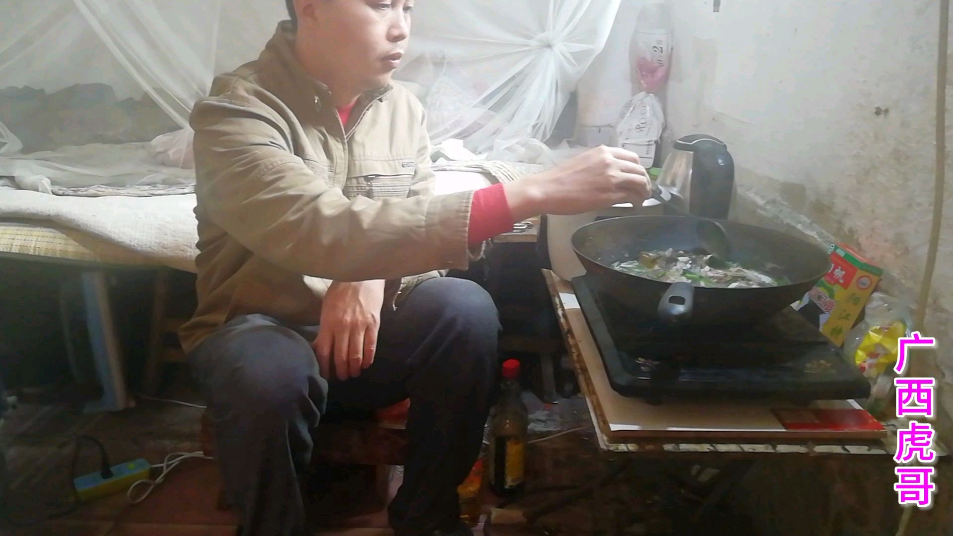 三十出头单身打工仔的生活,今天煮的是大头鱼汤,味道挺不错的