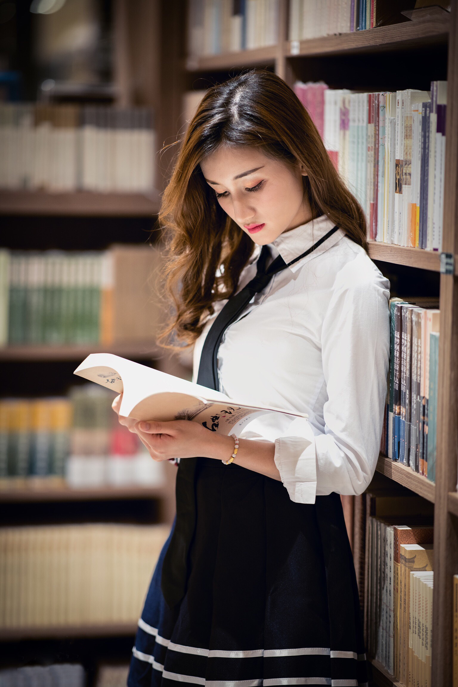 人像摄影 图书馆里应该有个她