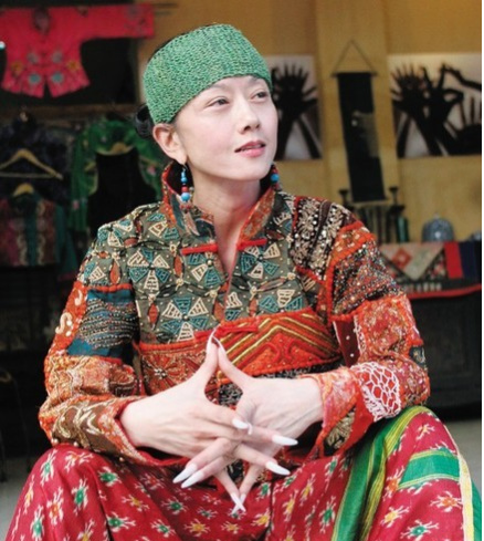 杨丽萍难掩老态,18岁时太仙了!最夺目的还是5cm指甲