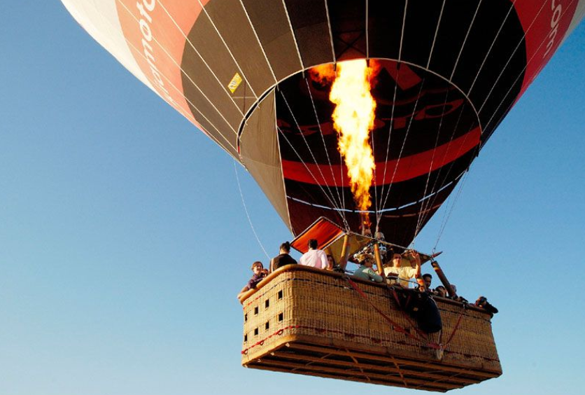 个热气球的篮子里可以装很多游客.