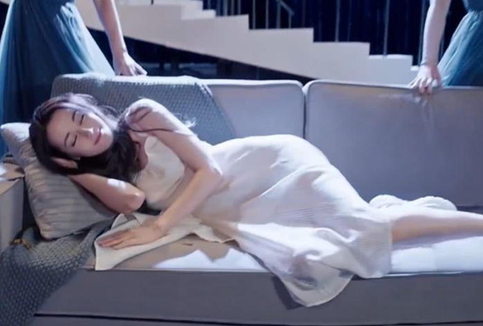 热巴大胆挑战"牛奶液体睡裙",侧躺沙发拍姨妈巾广告,媚而不俗