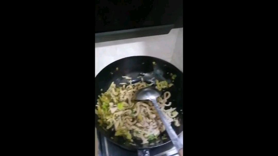 今天炒个小鸡肠。辣味十足。吃米饭。带劲