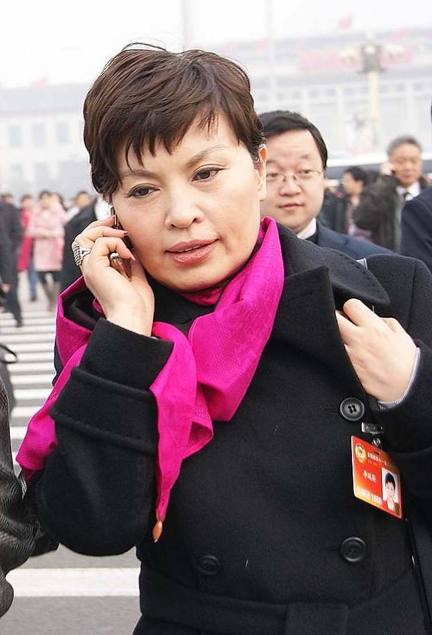 娱乐资讯#李瑞英私下出行被拍 生活中也是这么端庄 这才是主播届的